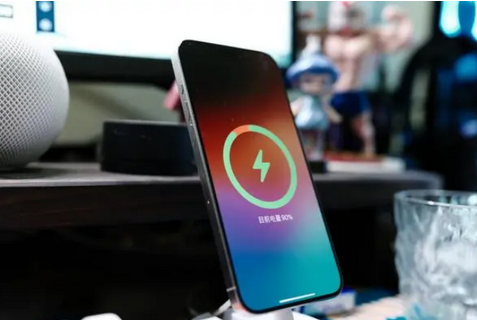 景洪苹果15换屏服务分享用什么充电器给iPhone15充电更好 